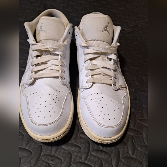 Air Jordans low - Picture 2 of 5